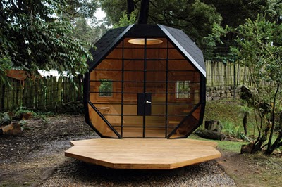 Un design naturel et élégant pour cet abri de jardin polyèdre et géométrique