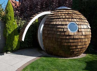 Un abri sphérique dans le jardin : la sphère devient chalet bois !