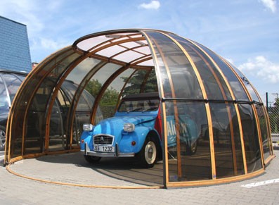 Design, entre le moderne et le vintage, avec cette carhouse/abri voiture aux portes coulissantes et à l'aspect d'une bulle ombragée.