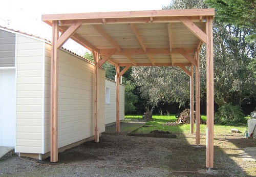 Charpente en bois pour faire un carport