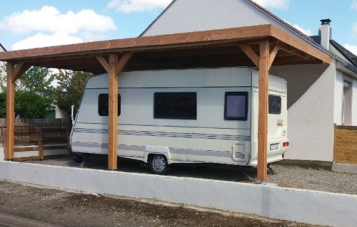 Une structure de charpente en bois Douglas qui devient un abri voiture