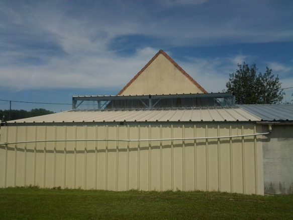 Un pan en polycarbonate a permis de créer un puit de lumière dans le hangar en acier