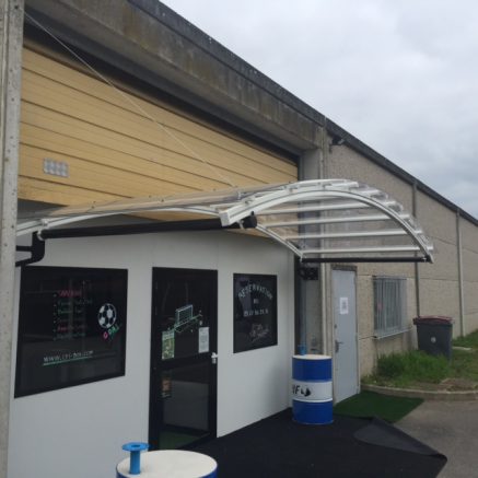 Un carport métal pour l'accueil de l'entreprise