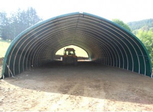 Tunnel de stockage avec toit en ogive 