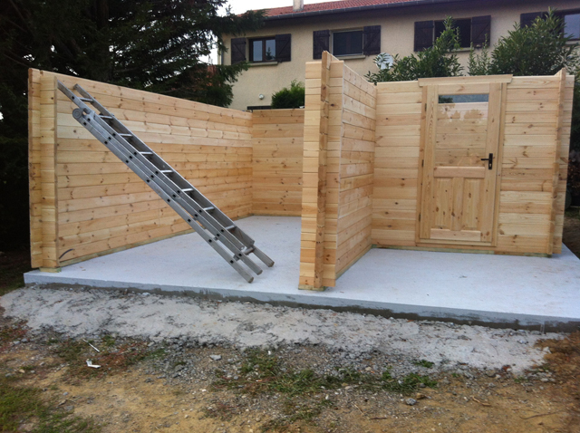 Etapes de montage d'un garage en bois équipé d'une réserve