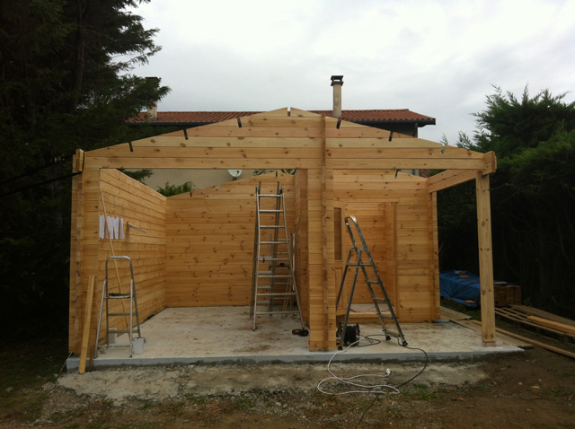 Façade installée pour le garage en pin du Nord