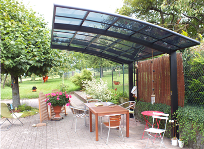 Un espace de réception dehors : l’abri terrasse design !