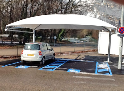 Les carports pros en métal et toile tendue : plus de résistance, moins d’ennuis au quotidien !