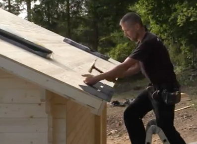 Shingle VS rouleau bitumé, choisir le meilleur revêtement pour son abri de jardin