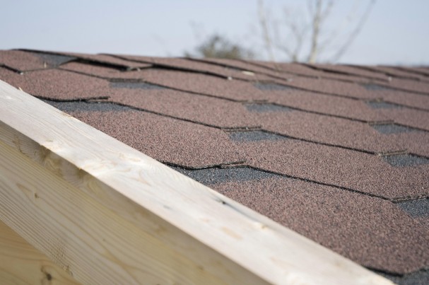 un carport avec toit en shingle