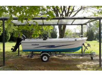 Installation d’un abri pour protéger son bateau de la pluie et des intempéries