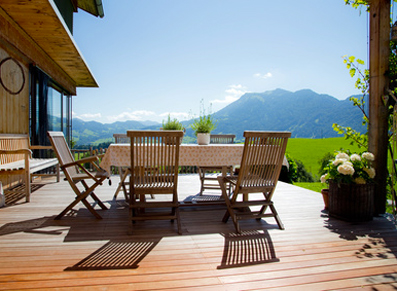 Le mobilier de jardin en bois se refait une beauté