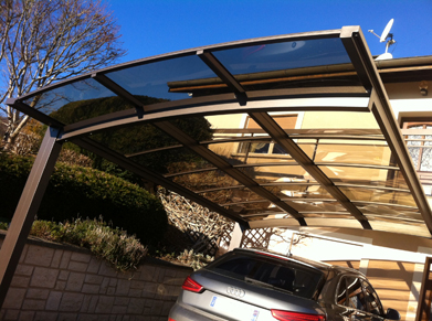 Inspiration extérieure avec le carport 2 pieds au toit transparent fumé