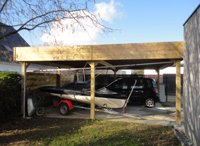 L’intégration moderne d’un carport en bois au sein de son jardin