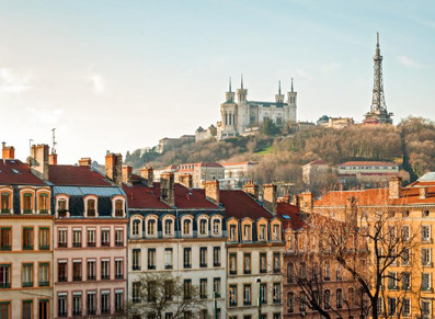 Immeubles colorés des quais de Saône et basilique de Fourvière