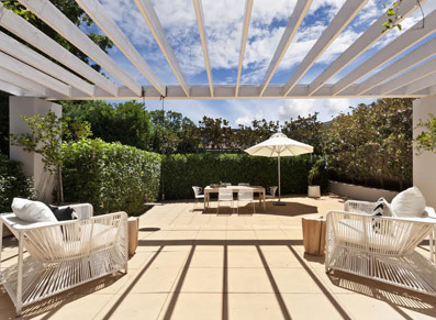 terrasse zen pergola blanche