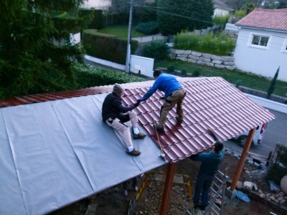 charpente bois en kit couverte de tuiles