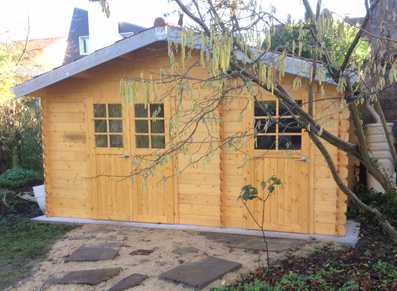 chalet de jardin en bois pour ranger les outils