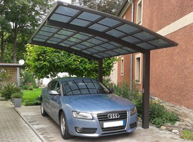 Un carport en métal et toit transparent