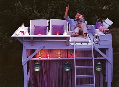 Abri insolite avec salon d'extérieur abrité et terrasse (crédit photo : Pinterest/http://inspirationsdeco.blogspot.fr)