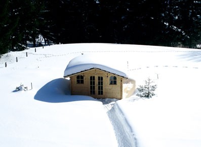 Tout le charme des abris et chalets en bois sous les neiges de Noël…