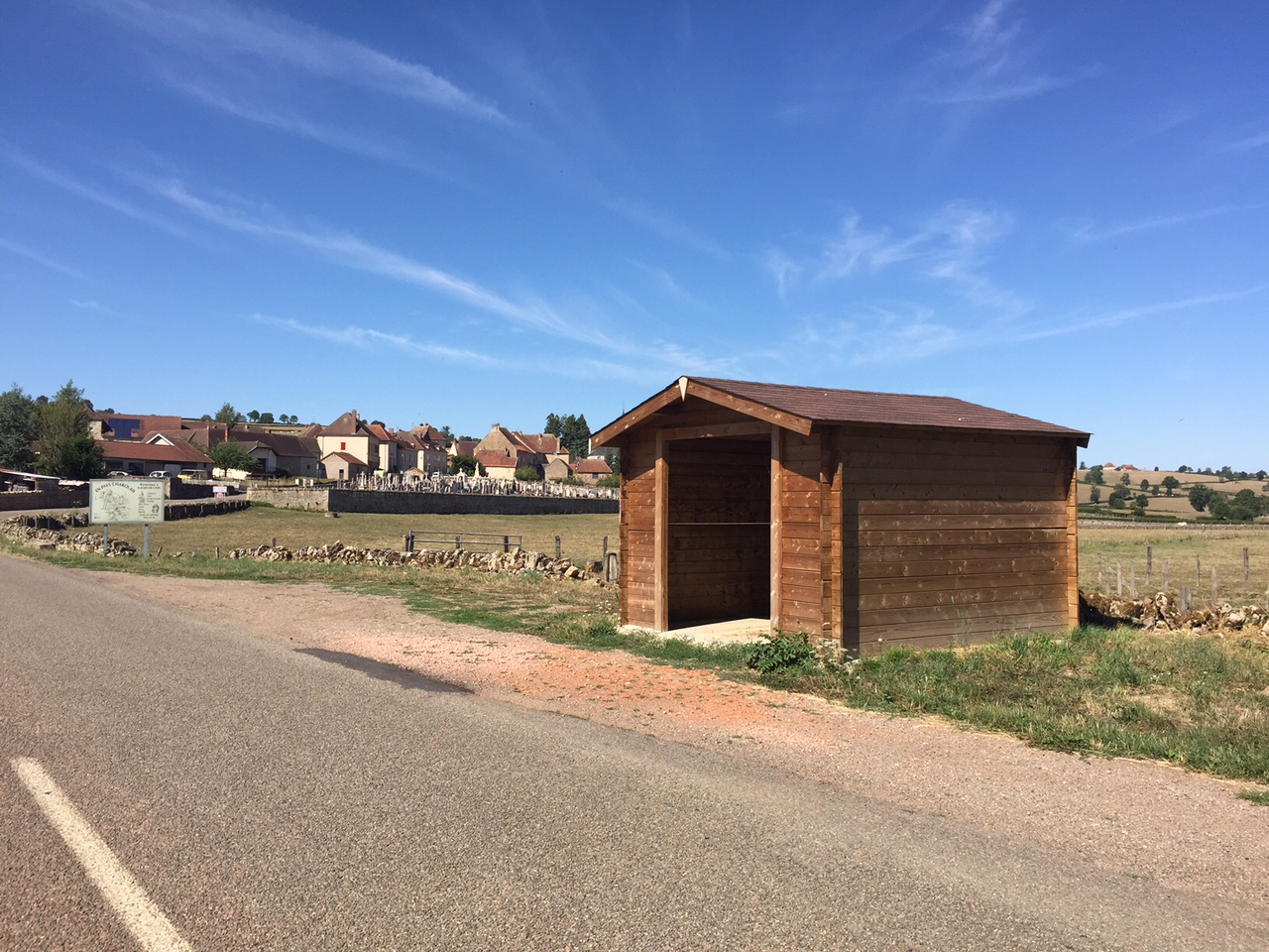 un abri urbain pour les transports en commun en bois