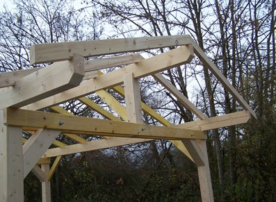 S’aménager un carport au jardin grâce à l’ossature bois Douglas