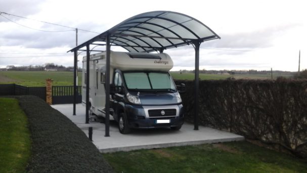 Le carport camping-car est muni d'un toit en polycarbonate et d'un accès 220 volts