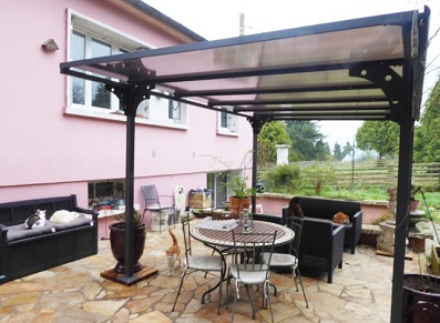 Profiter de la saison chaude : abri terrasse… ou carport !