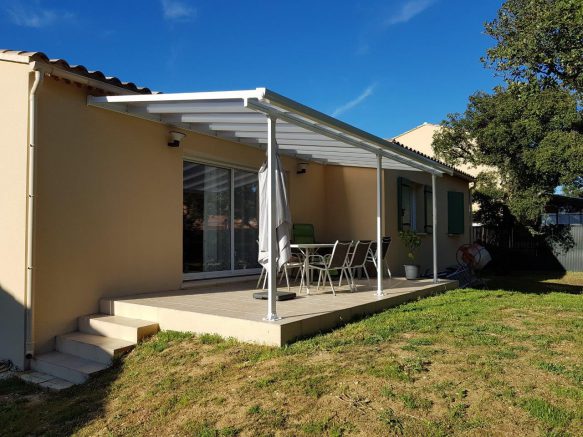 Un abri terrasse en kit pour se protéger du soleil... et des gouttes de pluie !