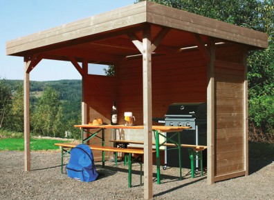 Une pergola avec un toit plein