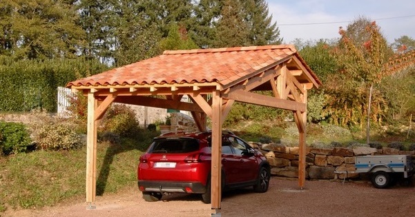 carport voiture dans une charpente moisée ou tenon mortaise