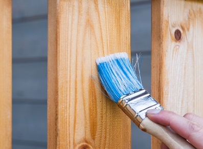 Des idées pour bien traiter le bois de son abri de jardin