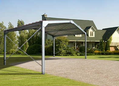 Simplicité et rigidité pour ces carports en acier galvanisé. Longue vie à eux !