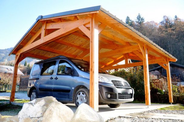 Une ossature en bois douglas pour accueillir voitures et autres véhicules de grandes tailles : caravane, camping-car, camionnette !