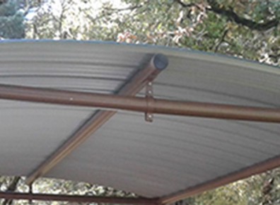 carport avec toit en acier galvanisé qui présente un mauvais albédo