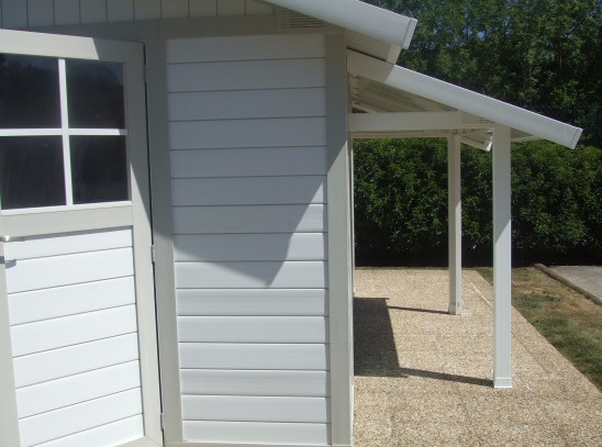 cabane de jardin avec auvent