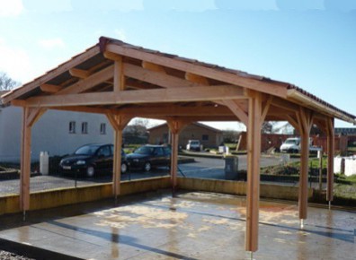 Un large carport en bois Douglas pour faciliter les manoeuvres. Particulièrement adapté pour un parking PMR