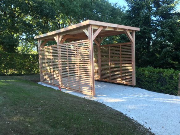 La chaleur et l'élégance d'un carport en bois ! Et en plus ses dimensions sont sur-mesure. 