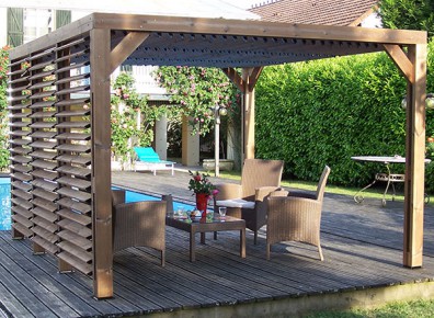 Une pergola avec ventelles pour un salon d'été des plus cosy !