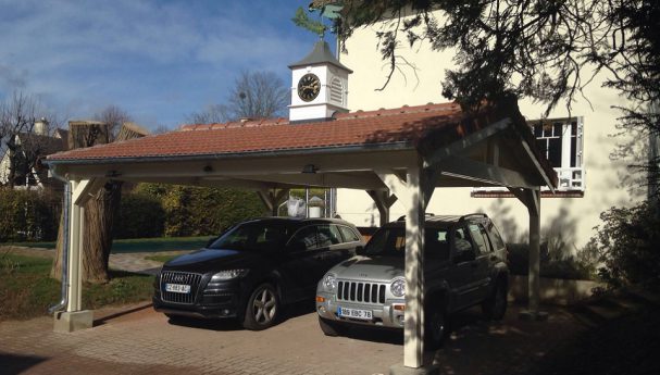 Relié directement à l'entrée de la maison, le carport permet d'être protégé par tout temps!