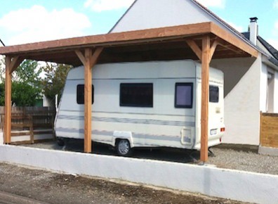 Un carport avec des dimensions suffisament conséquentes pour accueillir un camping-car