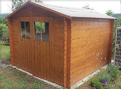 Un peu de bois au jardin grâce à l’abri en madriers !