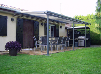 Une terrasse ombragée grâce à une pergola moderne et solide