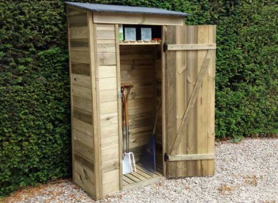 Une armoire en bois autoclave pour stocker en toute sécurité les outils de jardin