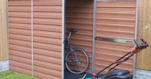 Un cabanon de jardin PVC à adosser au mur de sa maison. Discret et pratique