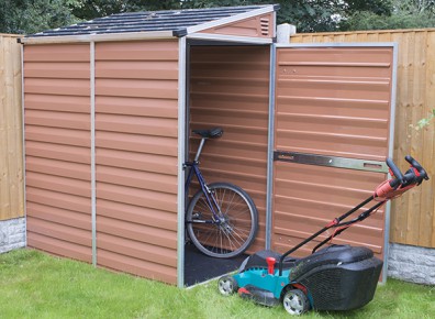 Un cabanon de jardin PVC à adosser au mur de sa maison. Discret et pratique