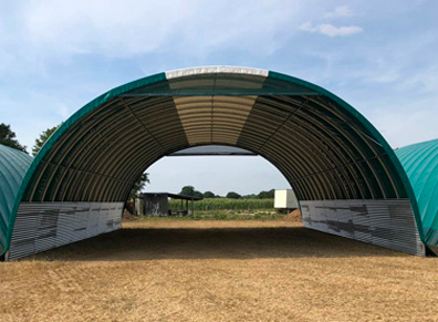 Le tunnel agricole : quelle forme et quels pignons pour le stockage ou l’élevage ?