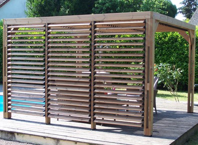 L'élégance du bois et de cette pergola pour créer un espace protégé de la pluie ou du soleil à ses clients CHR 