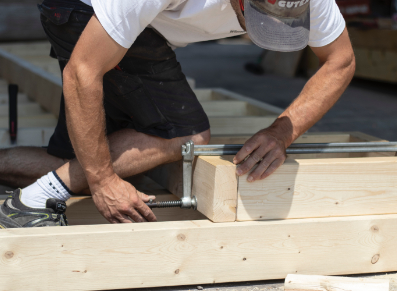 Une maîtrise essentielle de la charpenterie pour construire son abri terrasse en bois
